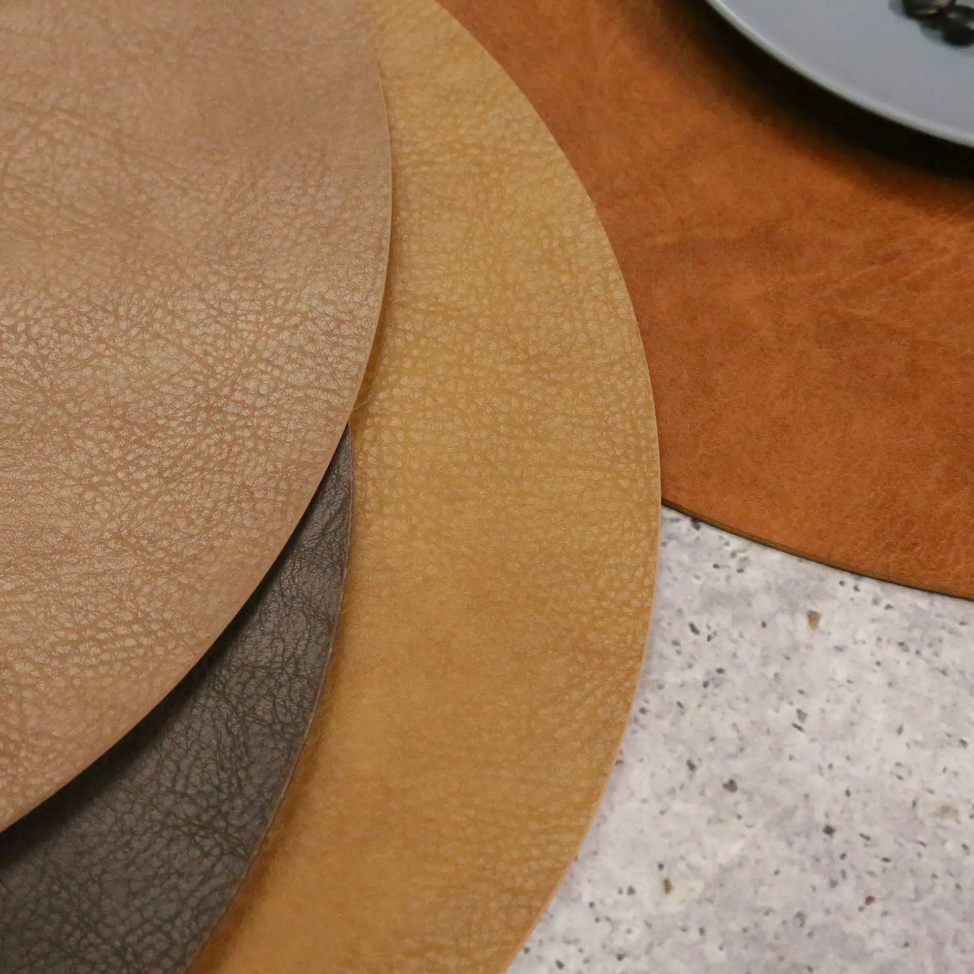 Лека луксозна двустранен кръгла салфетка от телешка кожа в ретро стил, удебелена топлоизолация, антимасляный домашен подложка за маса, кожа