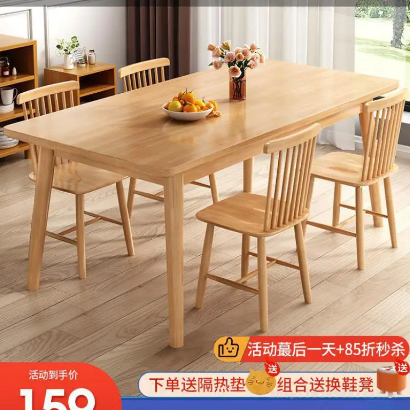 Трапезна маса от масивна дървесина е в скандинавски стил, комбинация от масата за хранене и столове в малък апартамент, модерен Проста маса за хранене