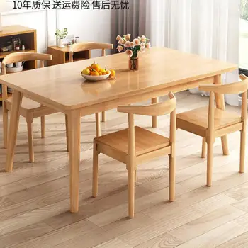 Трапезна маса от масивна дървесина е в скандинавски стил, комбинация от масата за хранене и столове в малък апартамент, модерен Проста маса за хранене